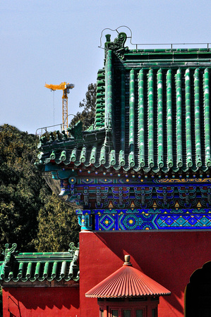 tiantan temple and tower crane